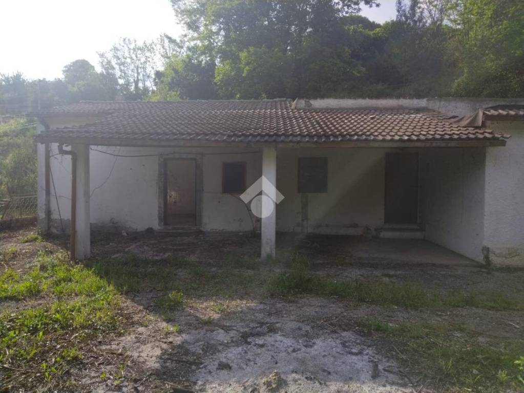 casa indipendente in vendita ad Artena in zona Macere