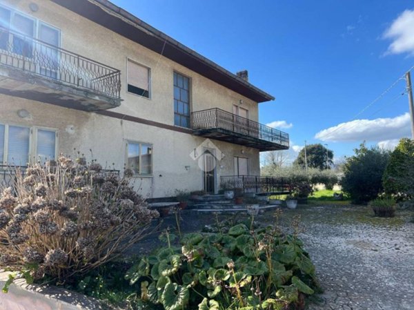 casa indipendente in vendita ad Artena in zona Macere