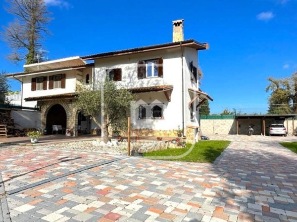 casa indipendente in vendita ad Artena in zona Macere