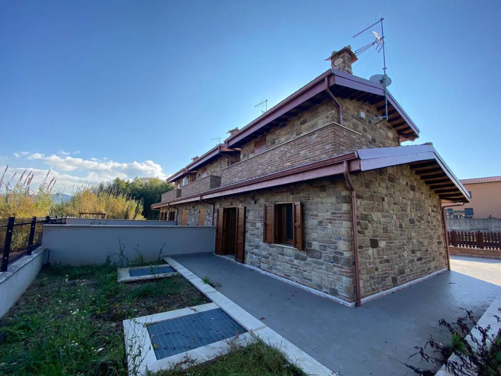 casa indipendente in vendita ad Artena in zona Macere