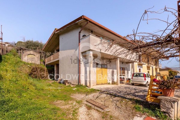 casa indipendente in vendita ad Artena in zona Colubro