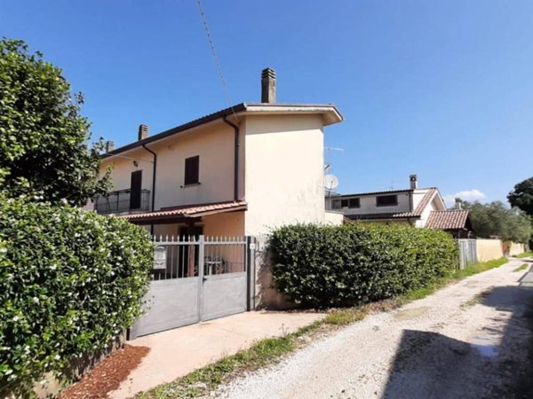casa indipendente in vendita ad Artena in zona Macere