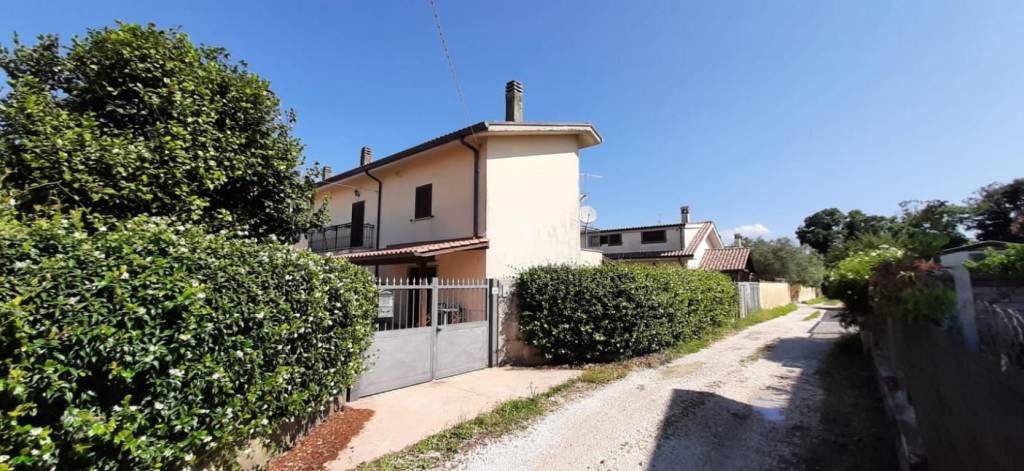 casa indipendente in vendita ad Artena in zona Macere