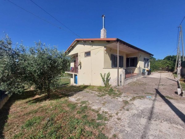 casa indipendente in vendita ad Artena in zona Macere
