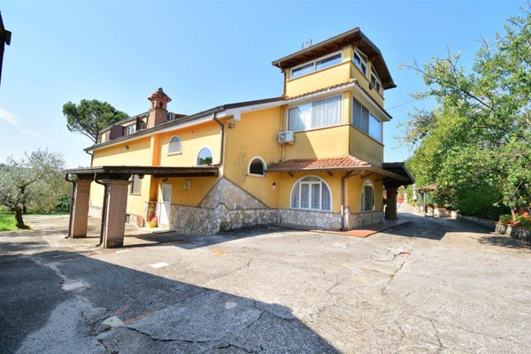casa indipendente in vendita ad Artena in zona Macere