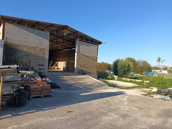 locale commerciale in vendita ad Artena