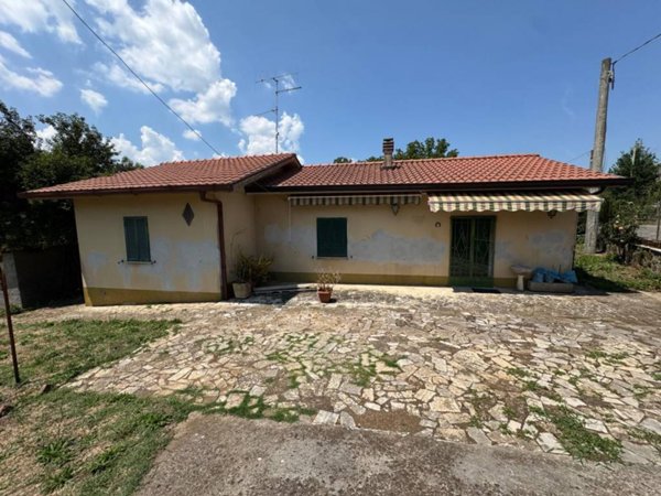 casa indipendente in vendita ad Artena in zona Macere