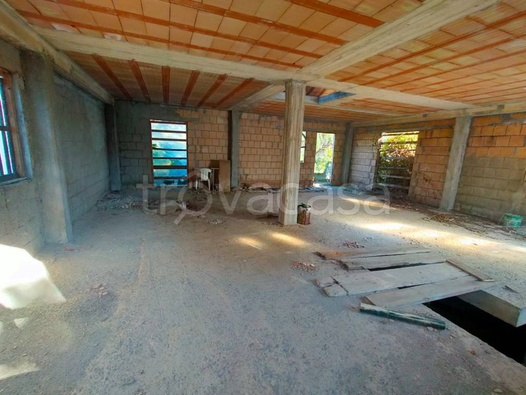 locale commerciale in vendita ad Artena in zona Macere