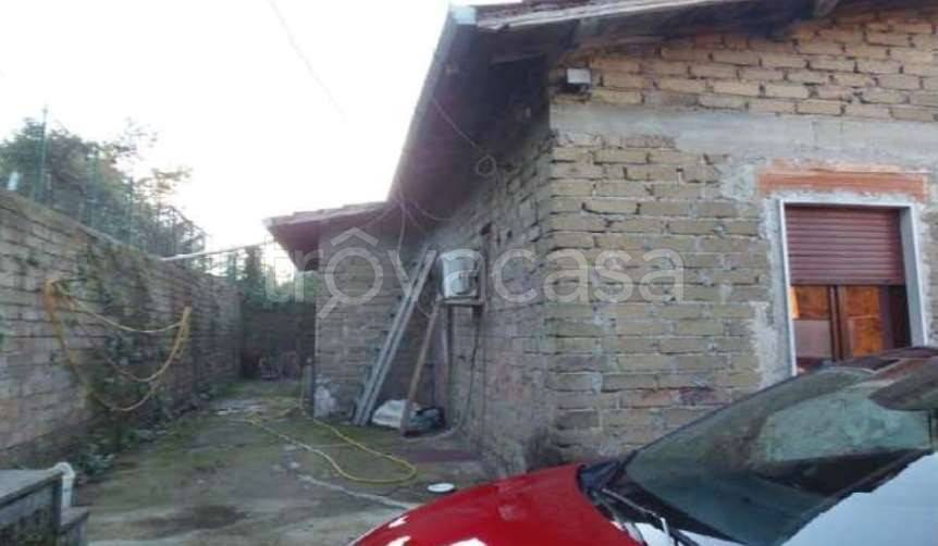 casa indipendente in vendita ad Artena in zona Colubro
