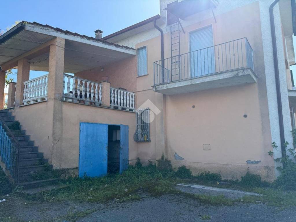 casa indipendente in vendita ad Artena in zona Maiotini