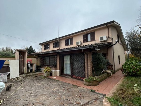 casa indipendente in vendita ad Artena in zona Macere