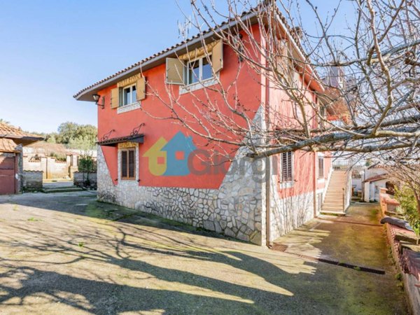 casa indipendente in vendita ad Artena in zona Macere