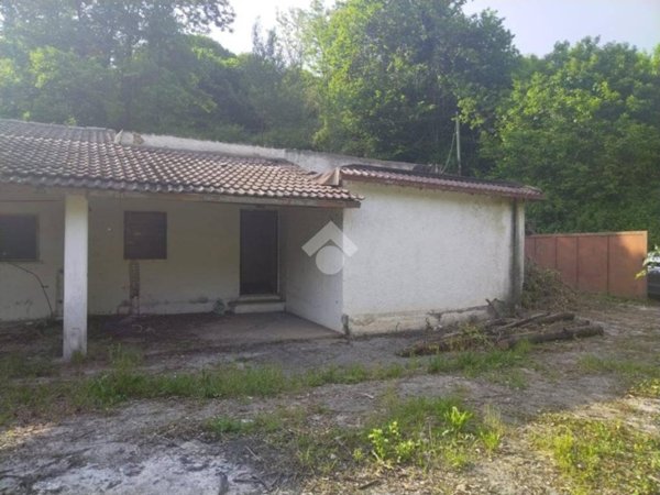 casa indipendente in vendita ad Artena in zona Macere
