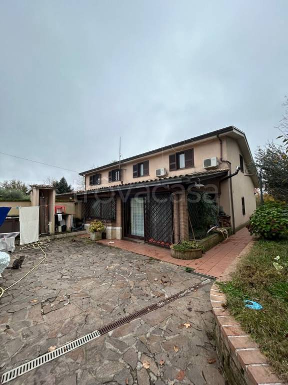 casa indipendente in vendita ad Artena in zona Macere