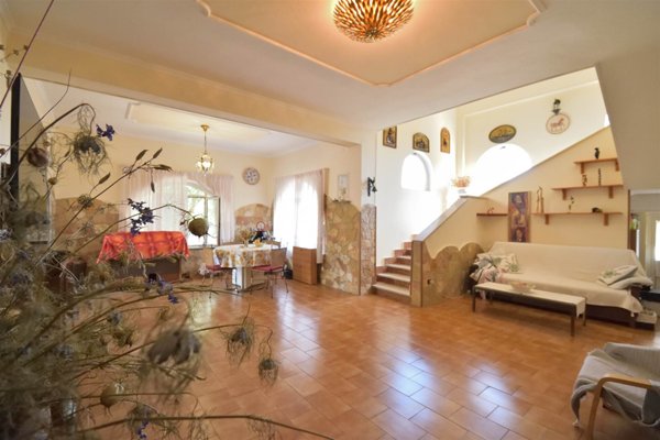 casa indipendente in vendita ad Artena in zona Macere