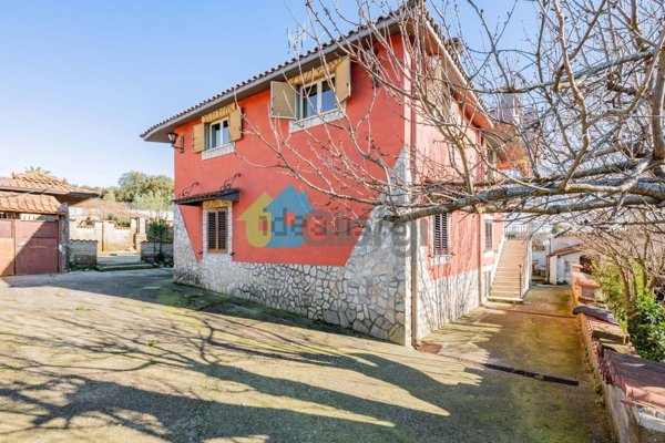 casa indipendente in vendita ad Artena in zona Macere