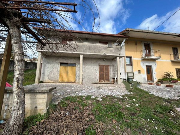 casa indipendente in vendita ad Artena in zona Colubro