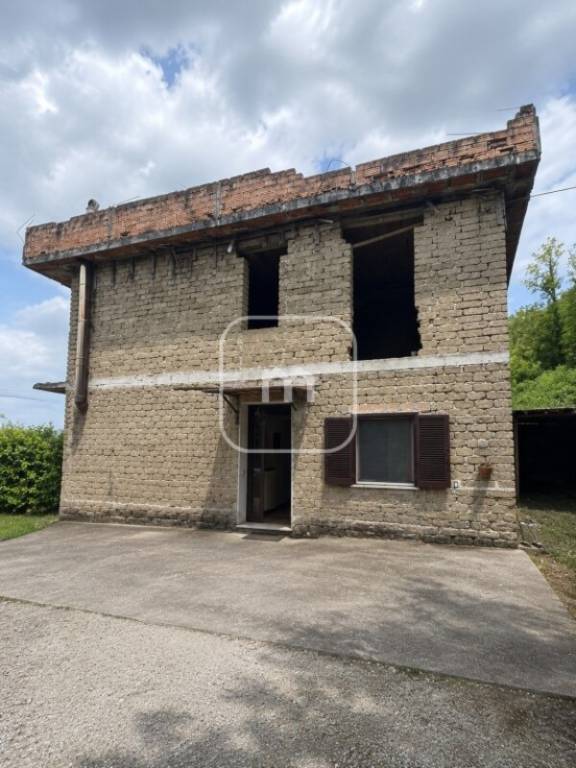 casa indipendente in vendita ad Artena in zona Selvatico
