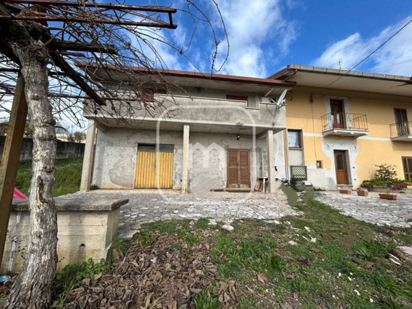 casa indipendente in vendita ad Artena in zona Colubro