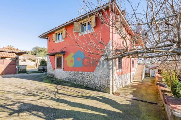 casa indipendente in vendita ad Artena in zona Macere