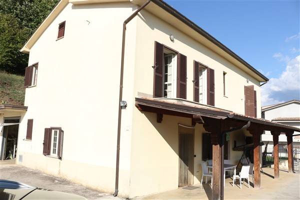 casa indipendente in vendita ad Artena in zona Colubro