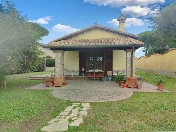 casa indipendente in vendita a Bracciano in zona Vigna di Valle
