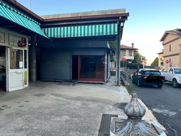 locale commerciale in vendita a Bracciano