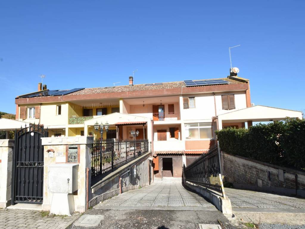 esavano in vendita a Bracciano in zona Vigna di Valle