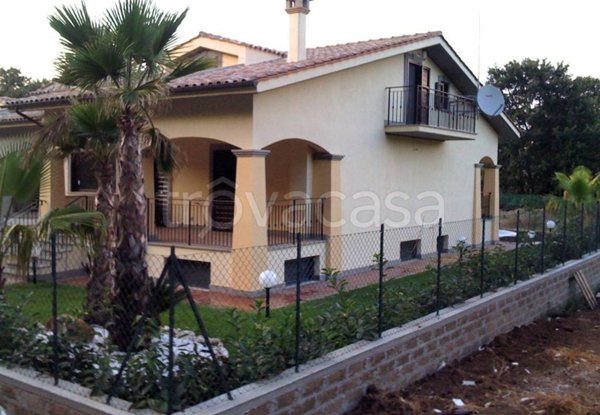 casa indipendente in vendita a Bracciano in zona Pisciarelli