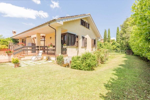 casa indipendente in vendita a Bracciano in zona Vigna di Valle