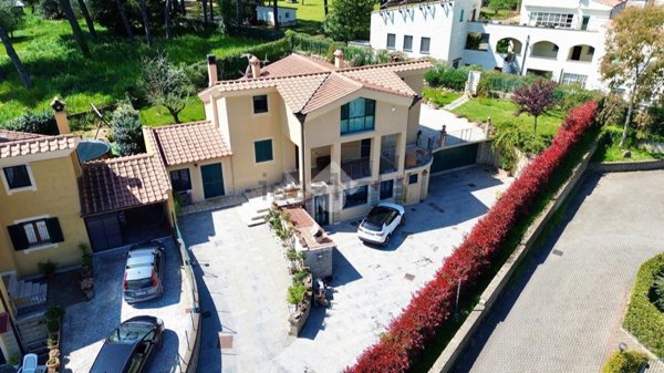 casa indipendente in vendita a Bracciano