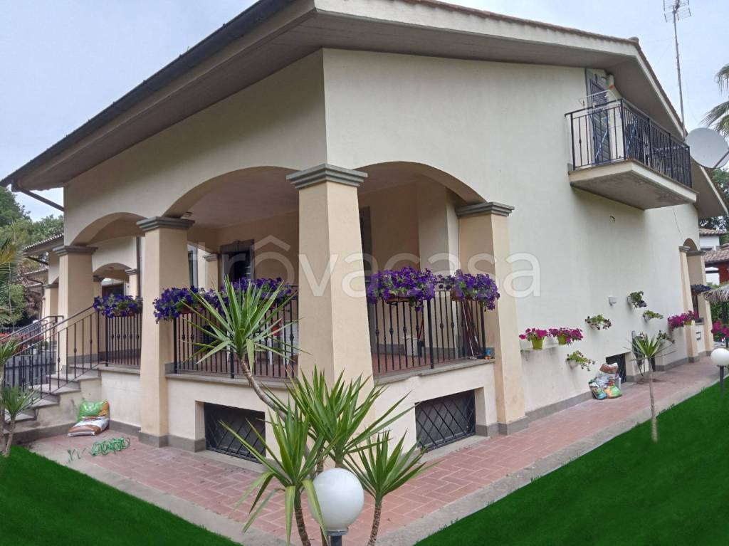 casa indipendente in vendita a Bracciano in zona Pisciarelli