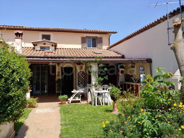 casa indipendente in vendita a Bracciano in zona Vigna di Valle