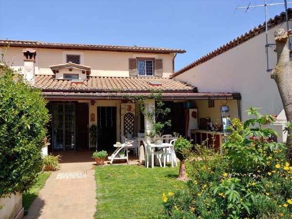 casa indipendente in vendita a Bracciano in zona Vigna di Valle