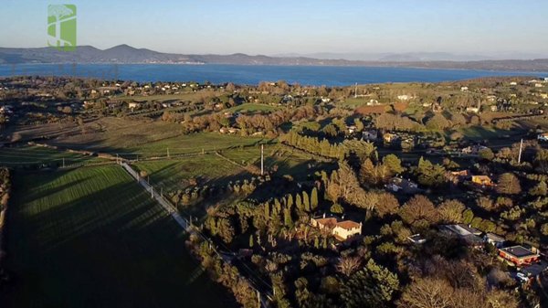 casa indipendente in vendita a Bracciano in zona Vigna di Valle
