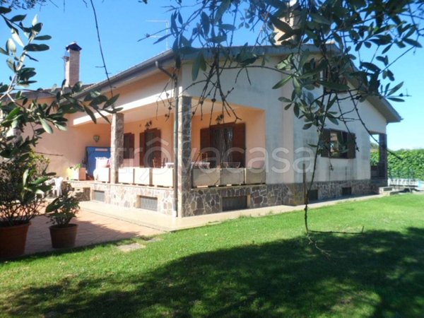 casa indipendente in vendita a Bracciano in zona Vigna di Valle