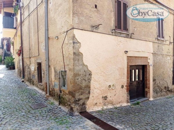 locale di sgombero in vendita a Bracciano