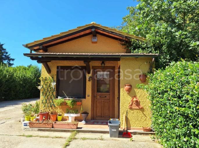 locale commerciale in vendita a Bracciano in zona Pisciarelli