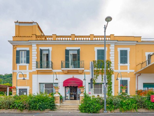 intera palazzina in vendita a Bracciano in zona Lungolago