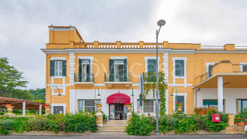 villa in vendita a Bracciano in zona Lungolago