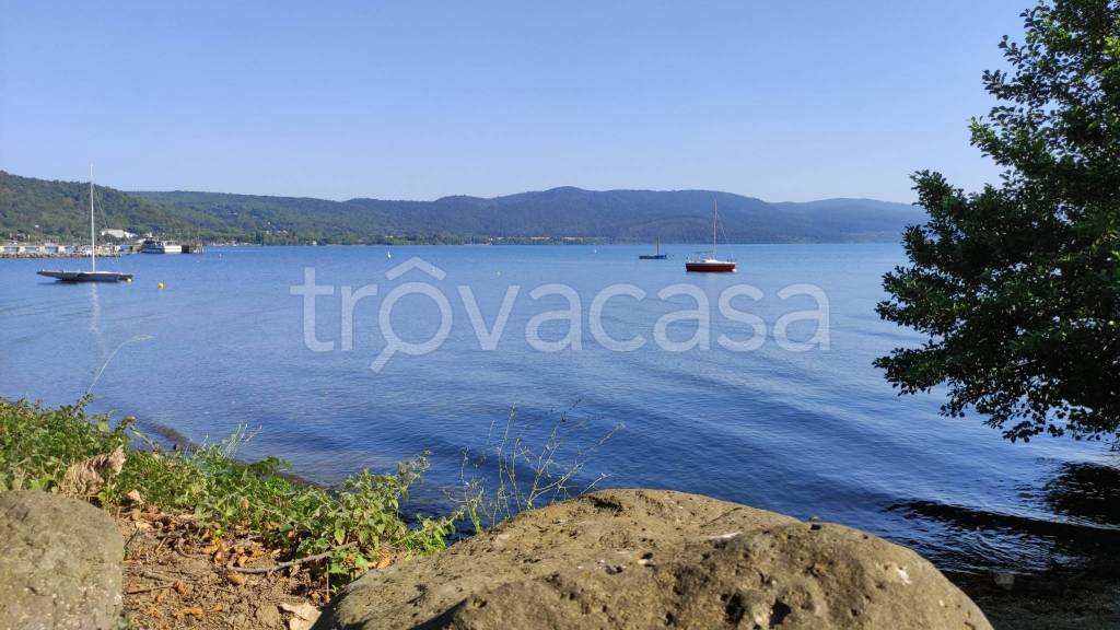 casa indipendente in vendita a Bracciano in zona Lungolago