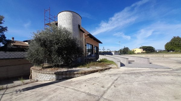 locale commerciale in vendita a Bracciano