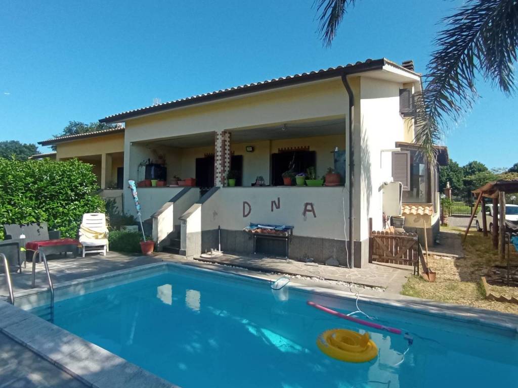 casa indipendente in vendita a Bracciano in zona Vigna di Valle