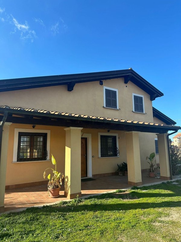 casa indipendente in vendita a Bracciano in zona Vigna di Valle