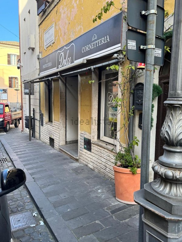 locale commerciale in vendita a Bracciano