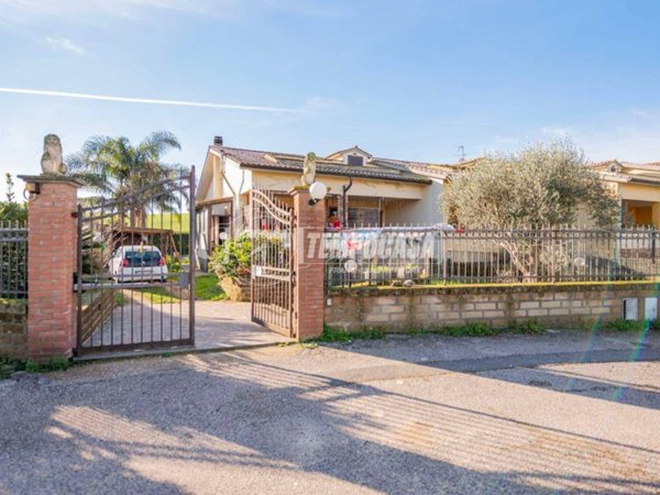 casa indipendente in vendita a Bracciano in zona Vigna di Valle