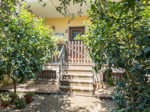 casa indipendente in vendita a Bracciano in zona Vigna di Valle