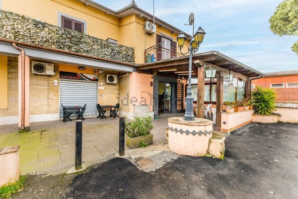 negozio in vendita a Bracciano in zona Vigna di Valle