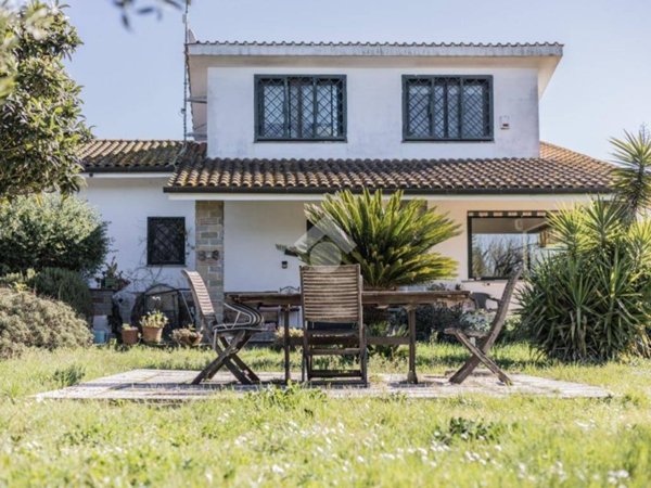 casa indipendente in vendita a Bracciano in zona Vigna di Valle