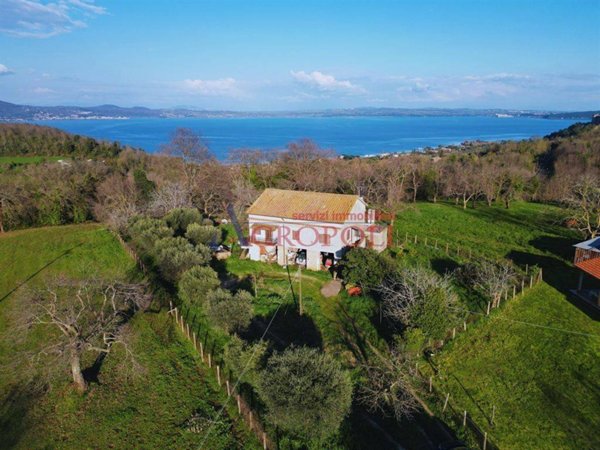 casa indipendente in vendita a Bracciano in zona Pisciarelli